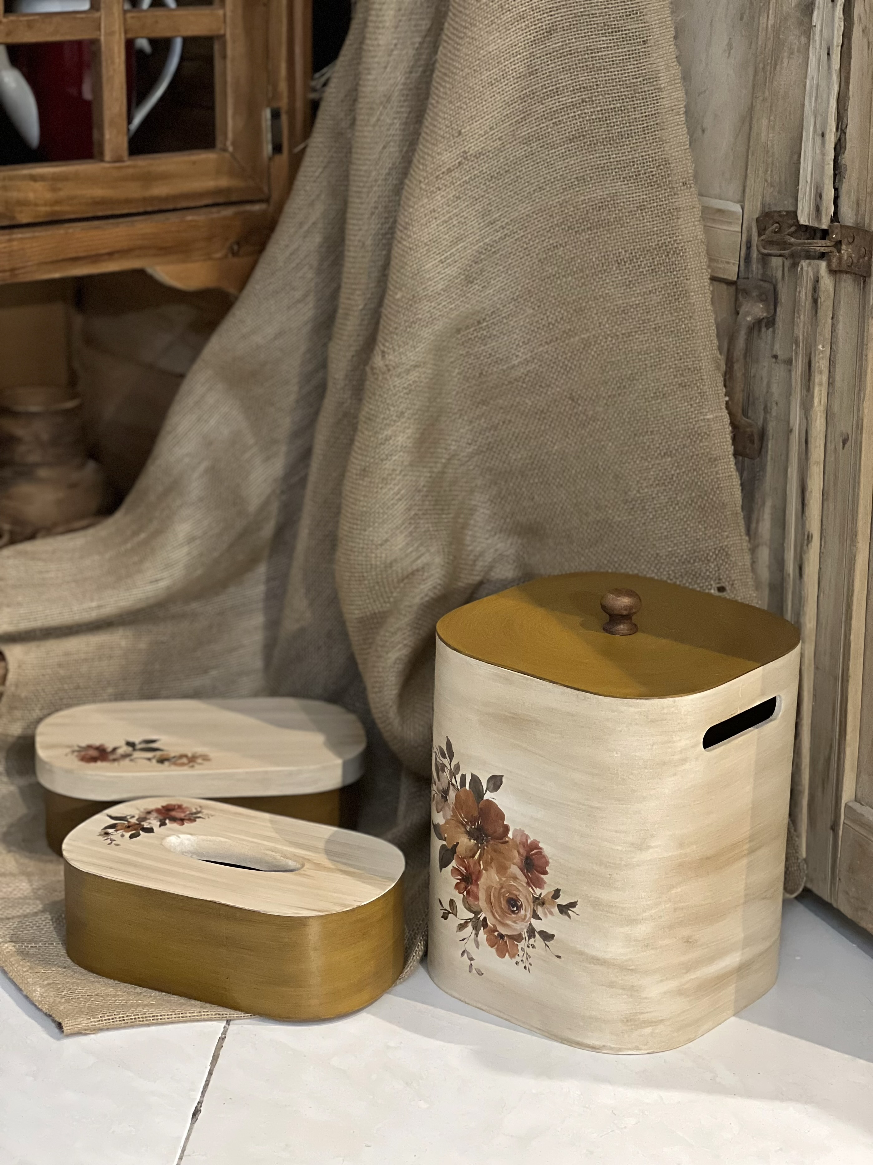 ست جادستمال و جاکاردی و سطل درب دار